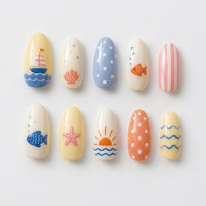 Puede incluir: Un juego de diez uñas postizas ovaladas con diseños náuticos y veraniegos. La colección incluye motivos de un velero, conchas marinas, una estrella de mar, un sol naciente y varios peces, acentuados con lunares, rayas y patrones de olas.