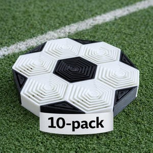Può includere: Un oggetto a forma di pallone da calcio nero, bianco e grigio con un design stampato in 3D. L'oggetto è su una superficie verde con una linea bianca. Il testo "10-pack" è su un'etichetta bianca.