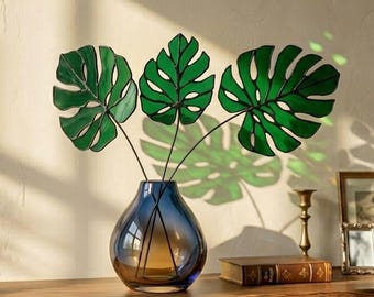 Atrapasueños de hojas de monstera de vidrieras, adorno colgante de ventana con planta tropical hecho a mano, arte de planta de queso suizo verde para mamá