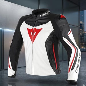 Puede incluir: Chaqueta de moto de cuero negro, blanco y rojo. La chaqueta presenta un panel frontal blanco con un logotipo rojo, mangas negras y detalles rojos. El nombre de la marca es visible en el cuello y la manga.