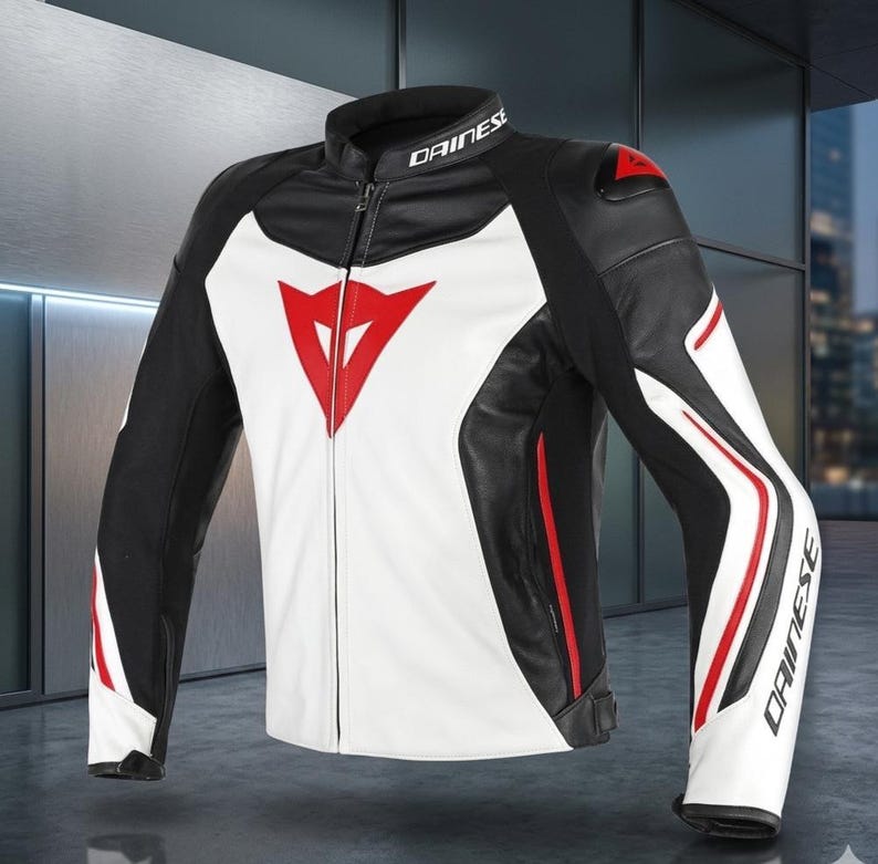 Puede incluir: Chaqueta de moto de cuero negro, blanco y rojo. La chaqueta presenta un panel frontal blanco con un logotipo rojo, mangas negras y detalles rojos. El nombre de la marca es visible en el cuello y la manga.