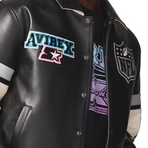 Peut inclure: Veste en cuir noire avec des accents blancs et gris. Comporte les logos "AVIREX" et "Starter", ainsi qu'un embl&egrave;me NFL. La veste a une fermeture boutonn&eacute;e et un col blanc.