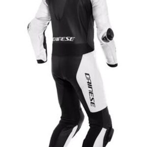 K&ouml;nnte beinhalten: Ein schwarzer und wei&szlig;er Motorrad-Rennanzug. Der Anzug hat wei&szlig;e &Auml;rmel und Bein-Panels, mit Schwarz am Oberk&ouml;rper und den Unterschenkeln. Der Markenname "DAINESE" ist auf dem Anzug aufgedruckt. Ellenbogen- und Kniesch&uuml;tzer sind sichtbar.