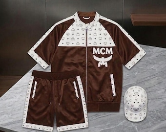 Pantaloncini in pelle con monogramma, tuta MCM, completo alla moda con monogramma per uomo, set coordinato con camicia corta e berretto, abbigliamento estivo da uomo, completo con monogramma
