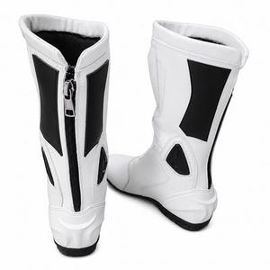 K&ouml;nnte beinhalten: Paar wei&szlig;-schwarze Motorradstiefel. Die Stiefel haben ein hohes Design mit Rei&szlig;verschluss und schwarzen Akzenten an den Seiten. Die Sohlen sind schwarz und die Stiefel scheinen aus einem synthetischen Material zu sein.