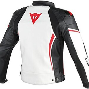 Puede incluir: Chaqueta de moto con panel trasero blanco, mangas negras y detalles rojos. La chaqueta presenta un logotipo rojo en la espalda y el nombre de la marca impreso en la manga. Tiene cuello alto y cierre de bot&oacute;n en la cintura.