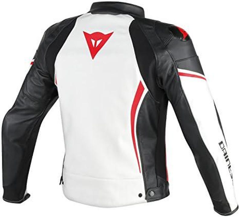 Puede incluir: Chaqueta de moto con panel trasero blanco, mangas negras y detalles rojos. La chaqueta presenta un logotipo rojo en la espalda y el nombre de la marca impreso en la manga. Tiene cuello alto y cierre de bot&oacute;n en la cintura.