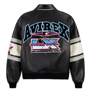 Peut inclure: Veste en cuir noire avec le mot "AVIREX" en lettres bleues et roses dans le dos. La veste comporte &eacute;galement "SUPER BOWL LX" et "SAN FRANCISCO BAY AREA" en lettres blanches et roses. Les manches ont des rayures blanches et grises.
