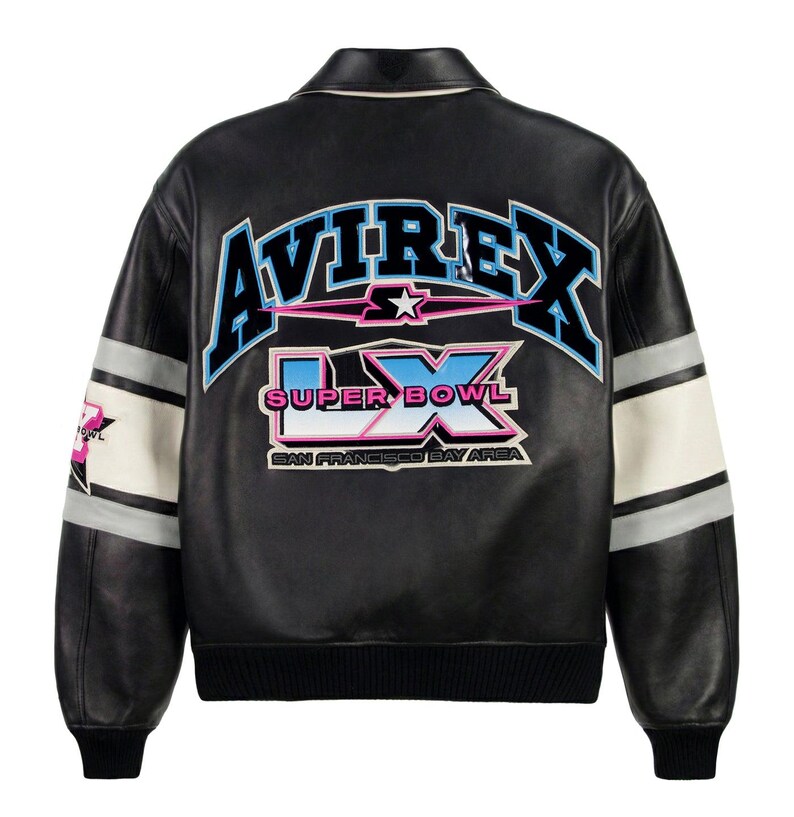 Peut inclure: Veste en cuir noire avec le mot "AVIREX" en lettres bleues et roses dans le dos. La veste comporte &eacute;galement "SUPER BOWL LX" et "SAN FRANCISCO BAY AREA" en lettres blanches et roses. Les manches ont des rayures blanches et grises.