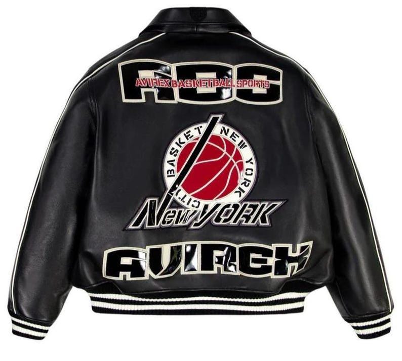 Może przedstawiać: Czarna sk&oacute;rzana kurtka typu varsity z białymi i czerwonymi haftowanymi naszywkami na plecach. Napis głosi ABS AVIREX BASKETBALL SPORTS, BASKET NEW YORK CITY, NEW YORK oraz AVIREX. Posiada prążkowany kołnierz, mankiety i d&oacute;ł w białe paski.