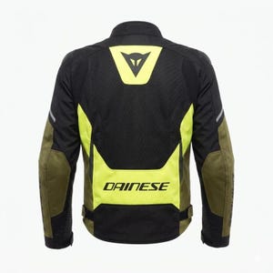 Może przedstawiać: Czarno-oliwkowo-neonowo-ż&oacute;łta kurtka motocyklowa z wysokim kołnierzem, długimi rękawami oraz wyraźnym logo Dainese na g&oacute;rnym i dolnym panelu plec&oacute;w. Kurtka została wykonana z połączenia paneli z siatki oraz materiału tekstylnego na całej powierzchni.