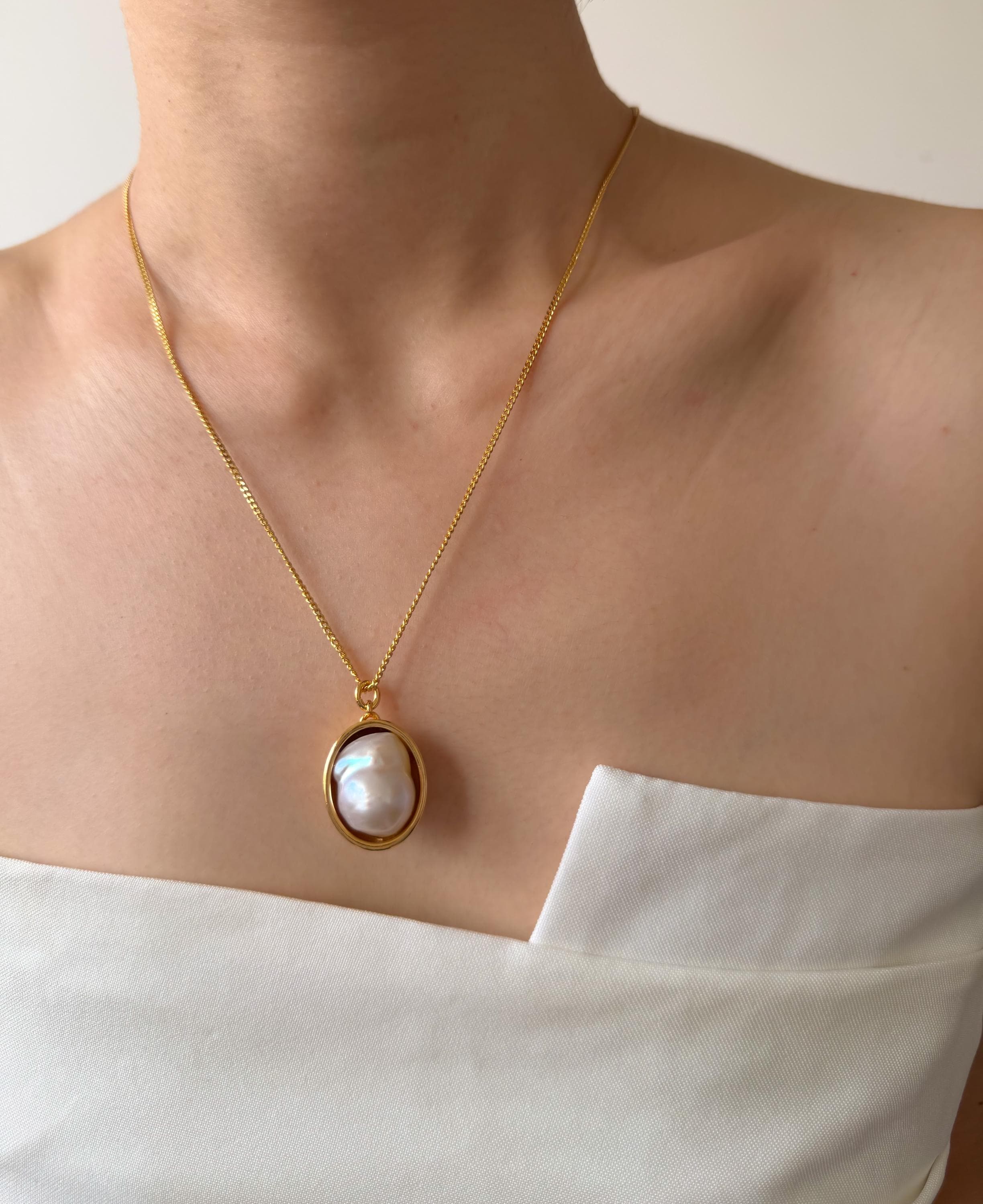 Freshwater Pearl Pendant Necklace: 18k Gold Plated