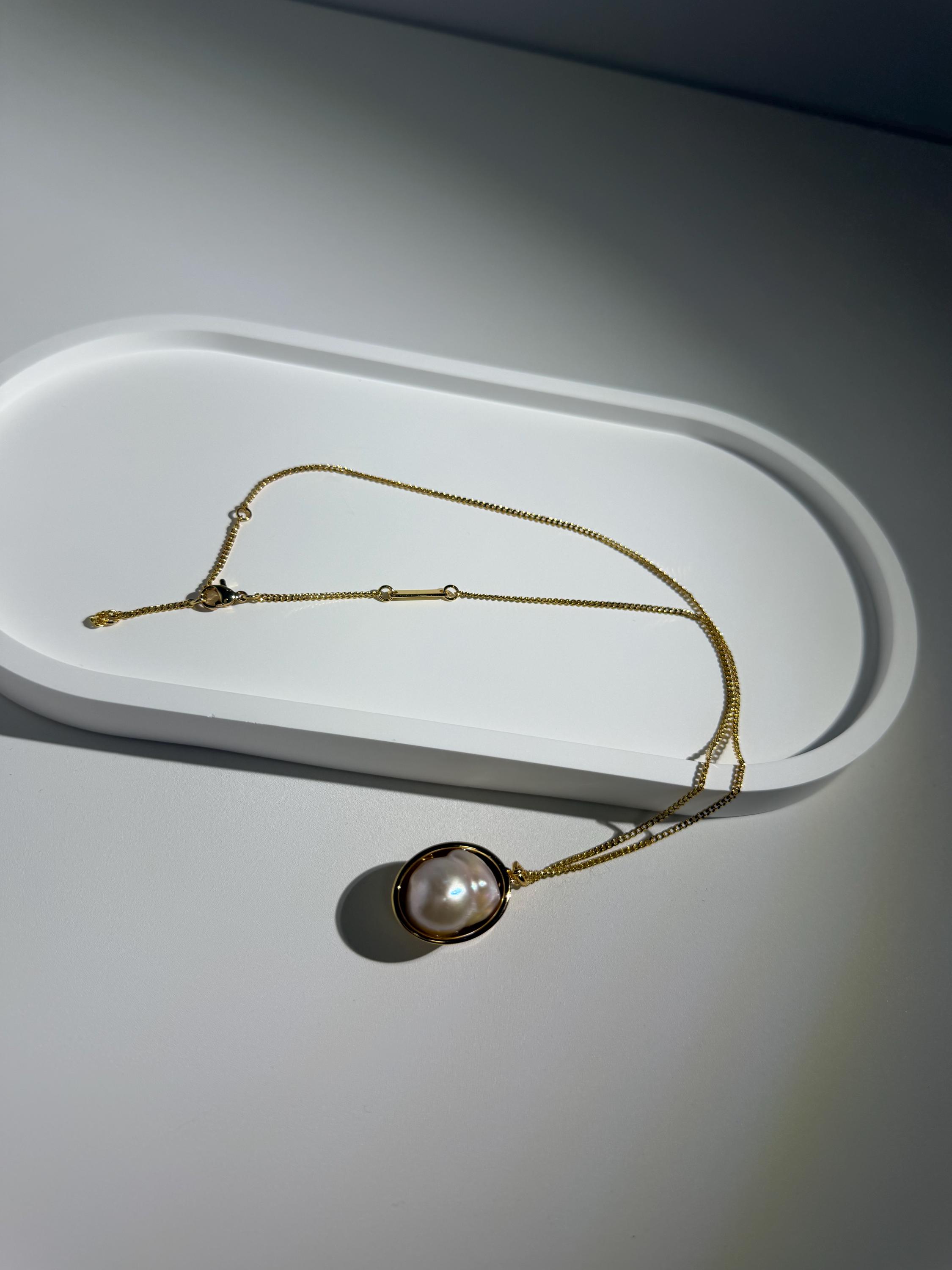 Freshwater Pearl Pendant Necklace: 18k Gold Plated