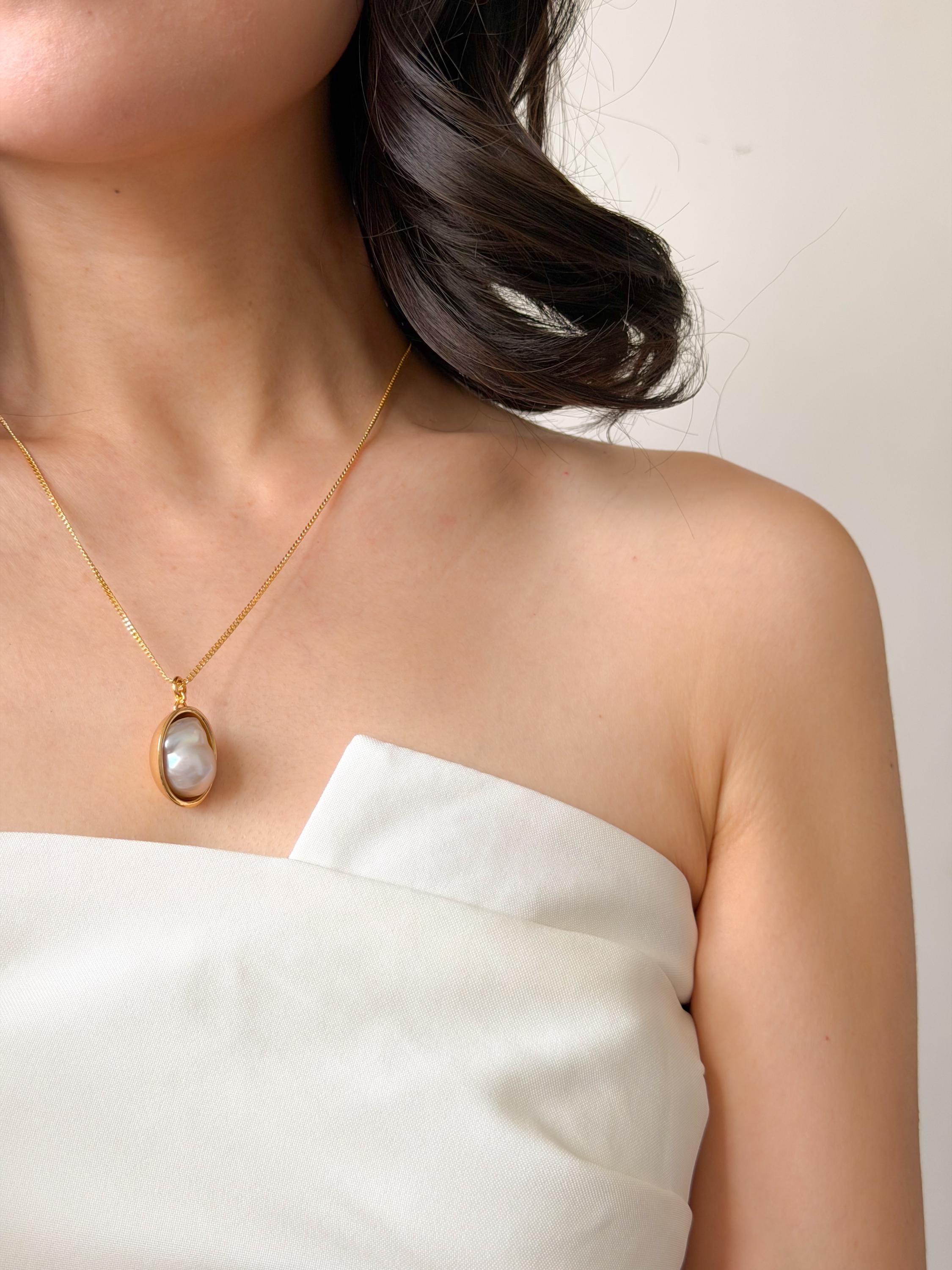 Freshwater Pearl Pendant Necklace: 18k Gold Plated