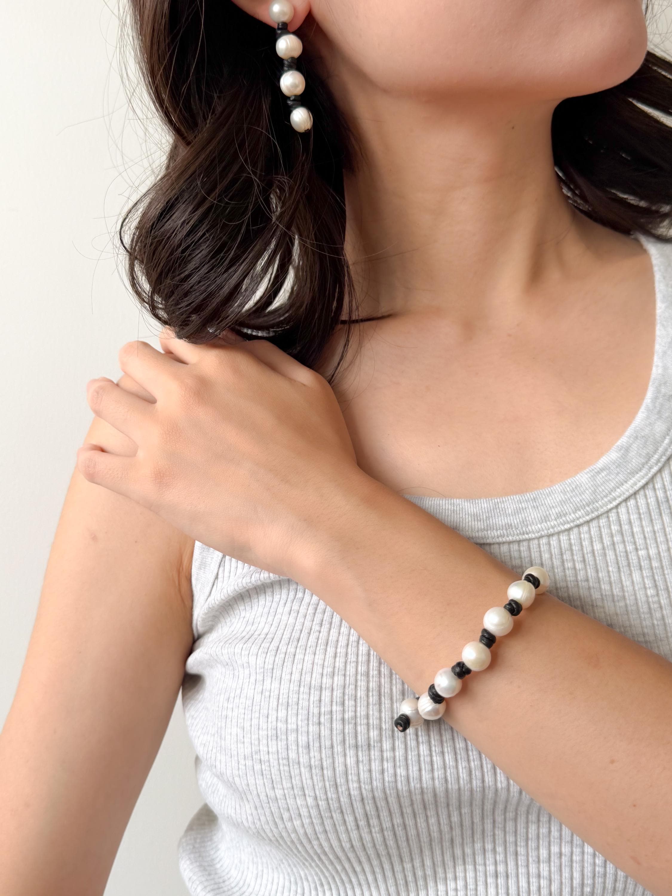 Baroque Freshwater Pearl Beaded Bracelet With Black Accents Minimalist