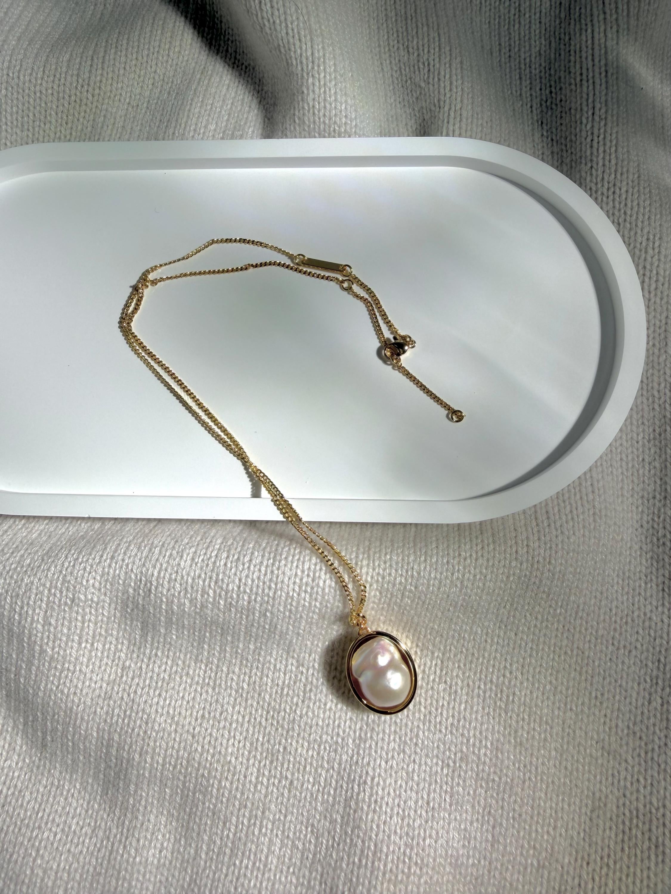 Freshwater Pearl Pendant Necklace: 18k Gold Plated