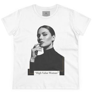 Puede incluir: Una taza de cerámica blanca con un asa negra y el texto "But First, Coffee" en negro, con una fuente de estilo manuscrito. La taza está sobre una superficie blanca.