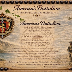 Puede incluir: Un certificado de estilo vintage con el texto "America's Battalion" y un emblema militar. El certificado presenta un borde decorativo, un fondo escénico y texto que honra a los miembros del 3rd Battalion, 3rd Marines.