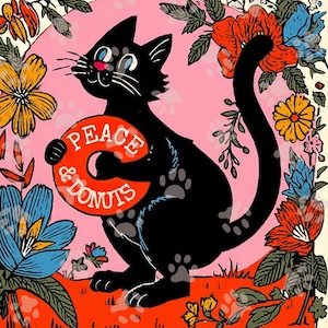 Könnte beinhalten: Eine skurrile Illustration einer schwarzen Katze, die ein rotes, donut-förmiges Objekt mit den weißen Worten "PEACE & DONUTS" hält. Die Katze ist von bunten Blumen und einem rosa Hintergrund umgeben.