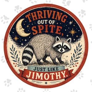 Op de afbeelding: Een ronde sticker met een wasbeer in het midden. De tekst luidt THRIVING OUT OF SPITE, JUST LIKE JIMOTHY. Het ontwerp bevat een maansikkel, sterren en bladerrijke takken in tinten oranje, blauw en crème op een donkere achtergrond.