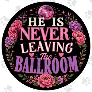Könnte beinhalten: Ein kreisförmiges Grafikdesign auf schwarzem Hintergrund mit einer rosa Discokugel oben, umgeben von rosa und violetten Blumenarrangements. Der Text lautet HE IS NEVER LEAVING The BALLROOM in einer Mischung aus weißer, rosa und violetter Schrift.