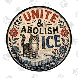 Op de afbeelding: Een cirkelvormig grafisch ontwerp met een cyperse kat die op een ijsschots in het water staat. De tekst luidt UNITE & ABOLISH ICE in rood, zwart en blauw. Het ontwerp is omlijst door rode en blauwe bloemen met kleine rode hartjes op een crèmekleurige achtergrond.
