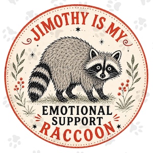 Op de afbeelding: Een ronde sticker met een zwart-witte illustratie van een wasbeer die op gras staat. De tekst JIMOTHY IS MY EMOTIONAL SUPPORT RACCOON is gedrukt in rood en zwart. Rode bessen en groene bladeren omlijsten de wasbeer op een crèmekleurige achtergrond.