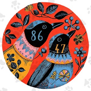 Könnte beinhalten: Eine farbenfrohe Illustration von zwei stilisierten Vögeln mit schwarzen Köpfen und gemusterten Körpern, vor einem leuchtend roten Hintergrund. Ein Vogel hat die Nummer 86, der andere 47. Das Design umfasst Blumen- und Blattelemente.