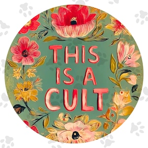 Könnte beinhalten: Rundes, türkisfarbenes Grafikdesign mit floralem Rand und dem Text "THIS IS A CULT" in Rot. Die Blumen sind rosa, gelb und weiß. Das Design hat einen Vintage- und künstlerischen Stil.