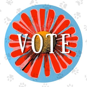 Könnte beinhalten: Ein runder Aufkleber mit hellblauem Hintergrund und einem rot-gelben Blumendesign. Das Wort "VOTE" ist weiß über die Mitte der Blume geschrieben. Der Hintergrund hat ein Muster aus weißen Pfotenabdrücken.
