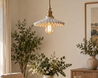 Witte keramische hanglamp: gegolfde kap, bloemenmotief in Scandinavische landelijke stijl