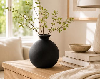 Matzwarte keramische vaas: Minimalistisch tafelstuk voor droogbloemen (10 cm hoog)