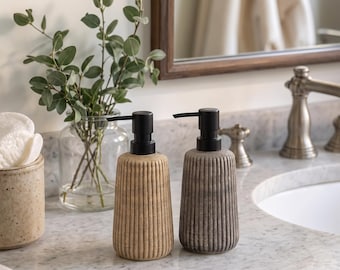 Keramische zeepdispenser met pompje: Bruine aardewerken lotiondispenser, minimalistisch keukenaccessoire