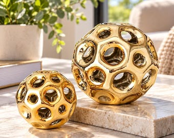 Geometrische sculptuur, gouden bol, decoratief keramisch ornament, modern accent voor thuis of op het bureau, abstract zilveren tafelstuk, decoratie voor op een plank, kunstwerk