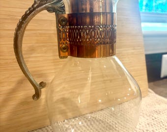 Vintage Glas Kaffeekaraffe mit Metall Halter, Mid Century Krug, Retro Küchen Dekor