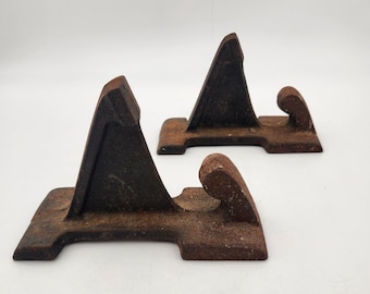 Par de patas de hierro fundido antiguo para chimenea, soportes rústicos para hogar.