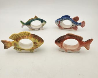 Juego de 4 servilleteros de cerámica con forma de pez, pintados a mano, estilo vintage, multicolor, con motivos costeros.