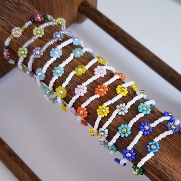 Daisy Bracelet/ Beaded Daisy Flower Bracelet/ Toho or Czech bracelet/ for Stacking Bracelet/ Gift for her/ Friendship beads/ Gift for Sister