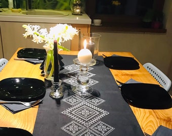 Bordslöpare med broderi, linneduk, bordsdekoration från bondgård