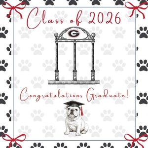 Peut inclure: Une carte de félicitations de remise de diplôme avec un fond blanc orné d'empreintes de pattes et du texte "Class of 2026" et "Congratulations Graduate!". Le design comprend un bouledogue portant une toque et une arche universitaire.