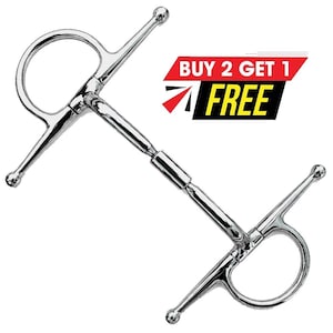 Puede incluir: Un bocado para caballo de metal color plata con diseño de mejillas completas, anillos redondos y barras rectas. El centro del bocado tiene una embocadura articulada. Un gráfico en la esquina superior derecha muestra el texto BUY 2 GET 1 FREE.