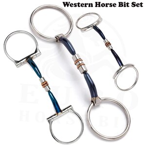 Pode incluir: Um conjunto de três freios para cavalos Western. Cada freio apresenta um anel de metal prateado e um bocal curvo azul escuro com detalhes prateados e acobreados. O texto "Western Horse Bit Set" está no topo.