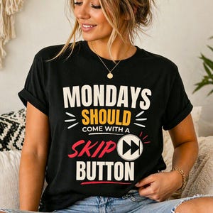 Diseño divertido para camisetas con la frase "Skip Button" (Lunes divertido), humor laboral (descarga digital).