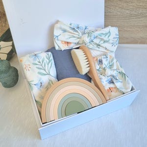 Newborn Gift Hamper Blue Floral Baby Clothing Set Muslin Wrap Keepsake Box Arrival Gift for New Parents Baby Shower Present