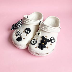 Croc Charm Set Shoe Jibbitz Pack Gift Black White Checkered Racing Flag Bow Heart Badge Smiley Face Button Accessory Clog Decoration Teddy
