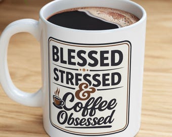 Taza de cerámica con ilustración vintage de café y mensaje "Bendito estrés".