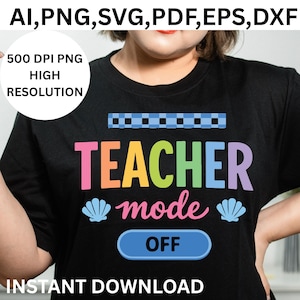 Puede incluir: Camiseta negra con el texto "TEACHER mode OFF" en letras coloridas. El diseño incluye gráficos de conchas marinas y una barra azul. La imagen también incluye el texto "AI, PNG, SVG, PDF, EPS, DXF" y "500 DPI PNG ALTA RESOLUCIÓN".