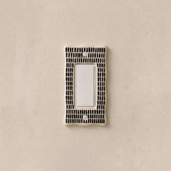 Placa de interruptor de cerámica hecha a mano / Cubierta de interruptor de luz moderna en negro y crema / Placa decorativa de pared / Decoración minimalista para el hogar