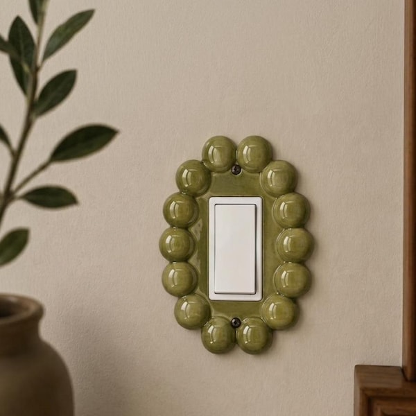 Tapa decorativa para enchufe hecha a mano / Adorno de pared moderno / Tapa de enchufe de cerámica con diseño de aguacate / Decoración única para el hogar / Colores personalizados disponibles