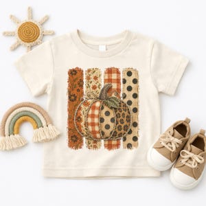 Camiseta infantil de otoño con estampado de calabazas de imitación patchwork para niños pequeños. Sudadera de calabaza fresca de granja. Camiseta de otoño. Camiseta de Halloween con estampado de calabazas.
